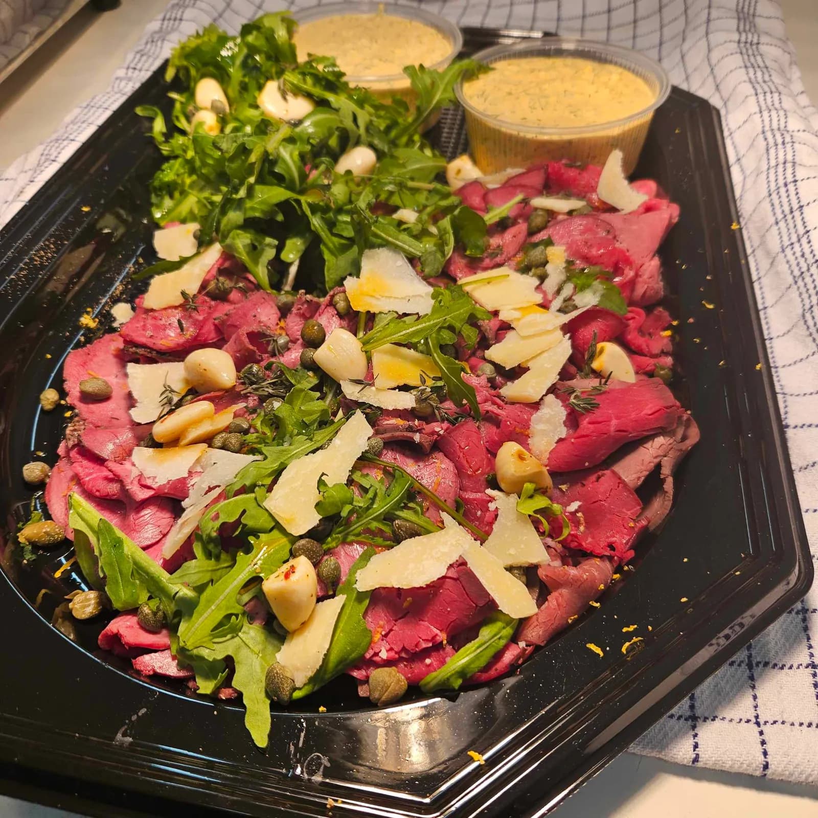 Roastbeef anrettet med rucola, parmesan og ristede kerner
